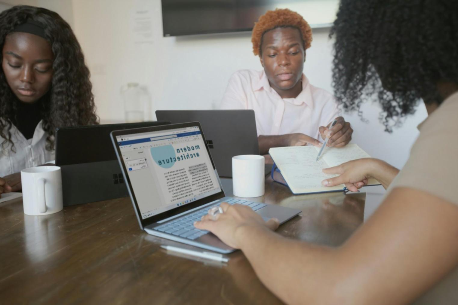 Professionnel travaillant sur des analyses financières avec des graphiques et tableaux de bord