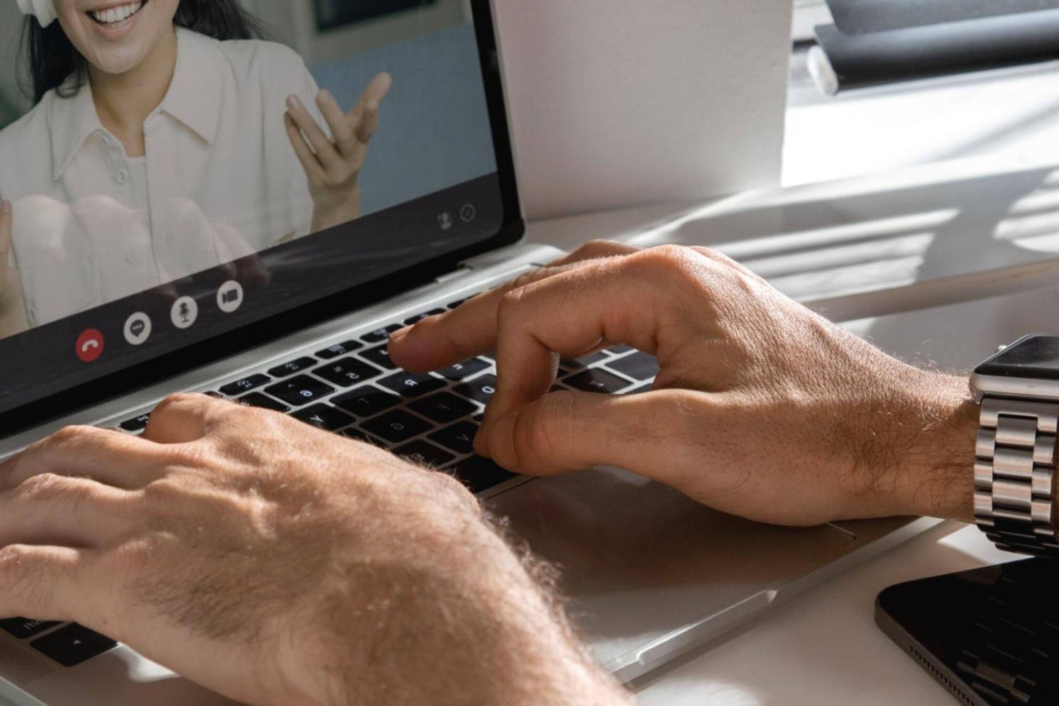 Équipe falrenopytiva en formation pratique sur les outils budgétaires
